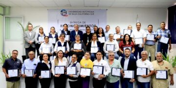 Entregan reconocimientos por años de servicio a personal administrativo de la UABCS
