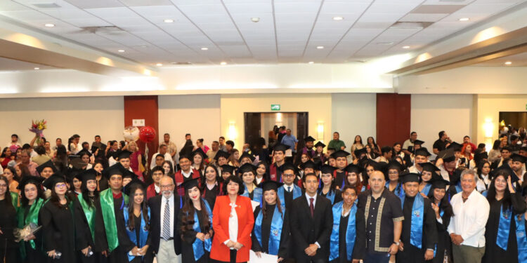 UABCS Los Cabos egresa 178 estudiantes de diferentes carreras