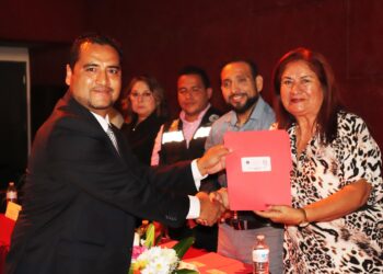 Entregan certificado de culminación de estudios a 31 graduados de Preparatoria Abierta en Cabo San Lucas