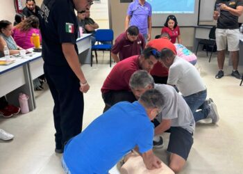 Capacitan Bomberos de La Paz en primeros auxilios a 60 maestros de educación física