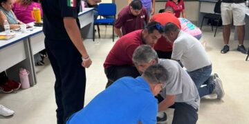 Capacitan Bomberos de La Paz en primeros auxilios a 60 maestros de educación física