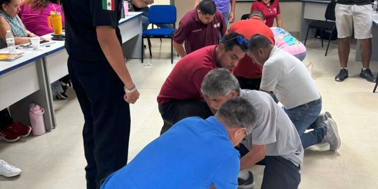 Capacitan Bomberos de La Paz en primeros auxilios a 60 maestros de educación física