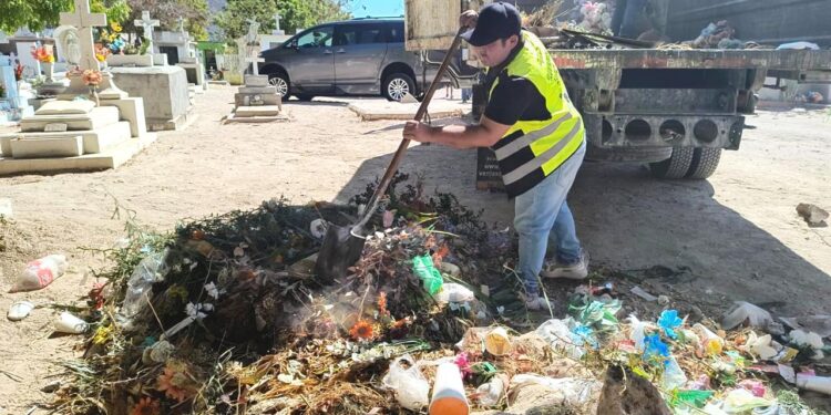 Cerca de 50 mil personas visitaron los panteones municipales por el Día de Muertos