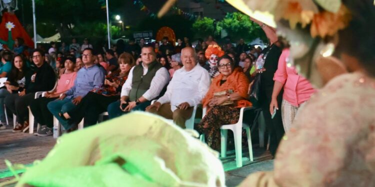 ASISTE GOBERNADOR VÍCTOR MANUEL CASTRO COSÍO AL FESTIVAL TRADICIONAL DEL DÍA DE MUERTOS