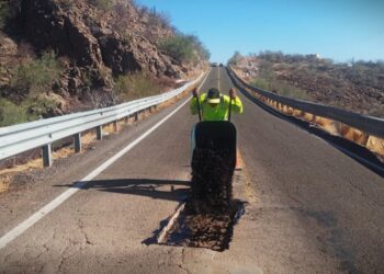 ATIENDE GOBIERNO ESTATAL MÁS DE 5 MIL BACHES EN LA CARRETERA TRANSPENINSULAR 