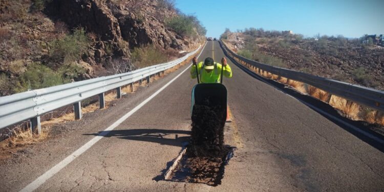 ATIENDE GOBIERNO ESTATAL MÁS DE 5 MIL BACHES EN LA CARRETERA TRANSPENINSULAR 