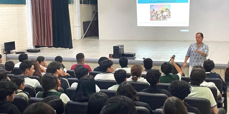 CAPACITAN A MÁS DE MIL ESTUDIANTES DE NIVEL MEDIO SUPERIOR EN MATERIA DE DERECHOS HUMANOS