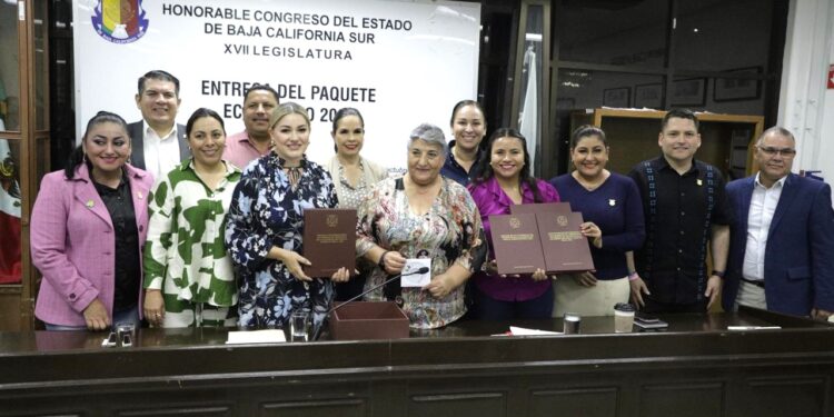 ENTREGA GOBIERNO DE BCS PAQUETE PRESUPUESTAL 2025 AL CONGRESO DEL ESTADO 