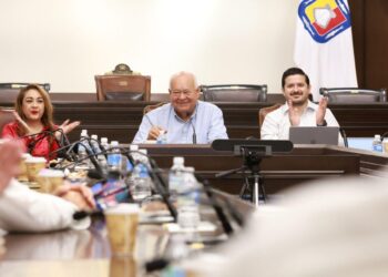 SE REÚNE VÍCTOR CASTRO CON MAGISTRADOS DEL TRIBUNAL DE JUSTICIA DEL ESTADO Y DIPUTADOS DEL CONGRESO