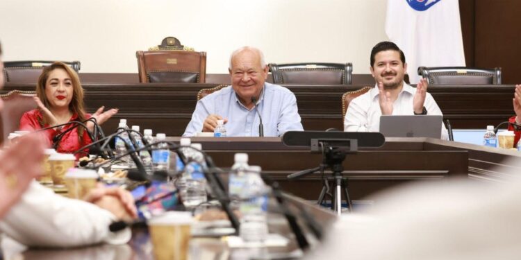 SE REÚNE VÍCTOR CASTRO CON MAGISTRADOS DEL TRIBUNAL DE JUSTICIA DEL ESTADO Y DIPUTADOS DEL CONGRESO