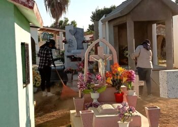 Realiza Servicios Públicos de Los Cabos mantenimiento de panteones municipales en el marco del Día de Muertos