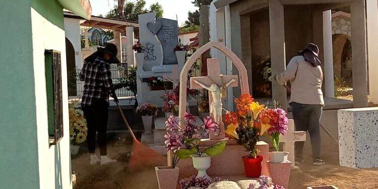 Realiza Servicios Públicos de Los Cabos mantenimiento de panteones municipales en el marco del Día de Muertos