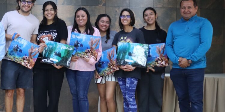 Estudiantes de Turismo Alternativo de la UABCS reciben certificación internacional de buceo recreativo