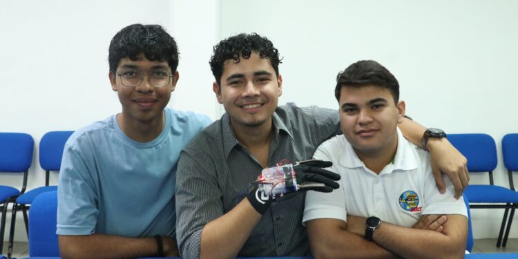 Estudiantes de la UABCS desarrollan “Signum auxilium”, un dispositivo innovador para fortalecer la seguridad de las mujeres