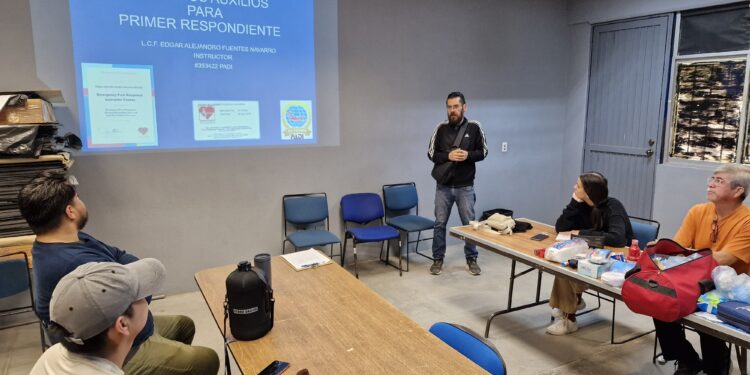 Capacitan a instructores de talleres culturales en la UABCS sobre primeros auxilios