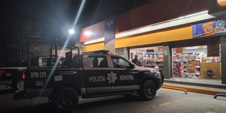 Sujeto intentó asaltar un OXXO en la Vicente Guerrero, pero terminó huyendo