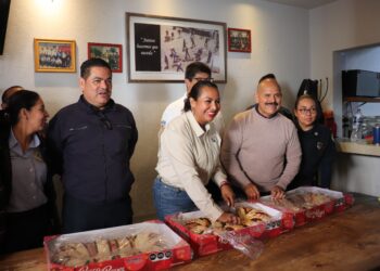 La delegada de Cabo San Lucas, comparte la tradicional rosca de Reyes con el personal delegacional