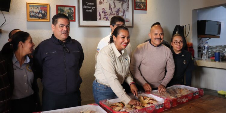 La delegada de Cabo San Lucas, comparte la tradicional rosca de Reyes con el personal delegacional