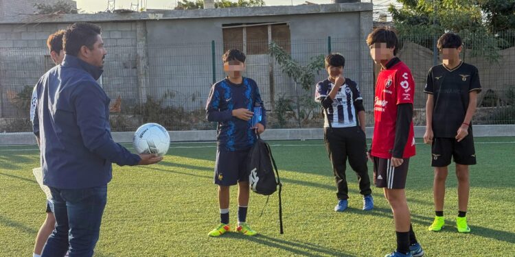 Entrega de balones de fútbol en Cabo San Lucas: Impulso al deporte y a la juventud