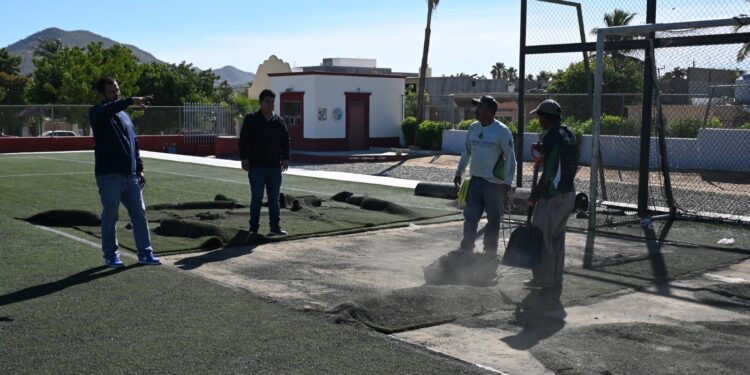 En Los Cabos inician trabajos de rehabilitación en campo de fútbol de San Bernabé