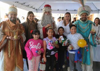 XV Ayuntamiento de Los Cabos llena de alegría a familias en SJC con la magia de los Reyes Magos