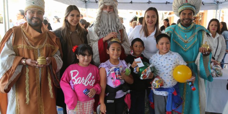 XV Ayuntamiento de Los Cabos llena de alegría a familias en SJC con la magia de los Reyes Magos