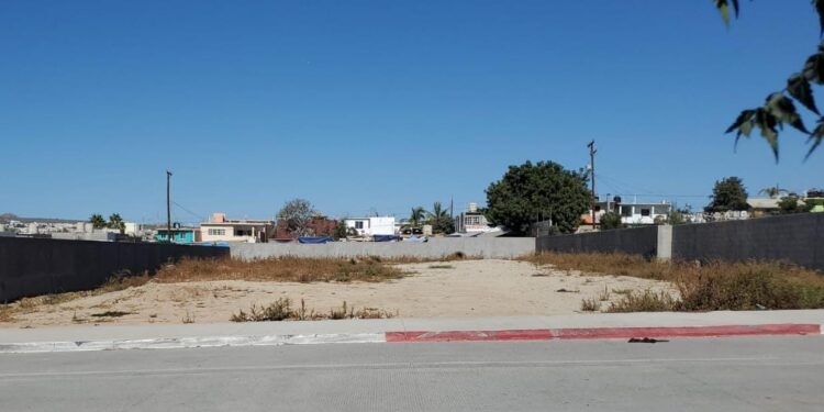 Supervisa Regidora Petra Juárez Terreno para la Casa de la Mujer Indígena en Los Cabos