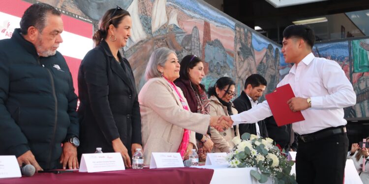 RECIBEN CERTIFICADO DE PREPARATORIA ABIERTA 44 ESTUDIANTES DE BCS