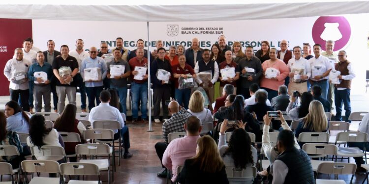 Entrega Gobernador Víctor Castro dotación de uniformes a trabajadores estatales