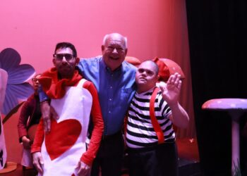 Asiste gobernador VMCC a la primera obra de teatro musical inclusiva 