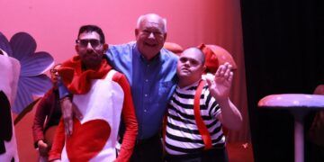 Asiste gobernador VMCC a la primera obra de teatro musical inclusiva 