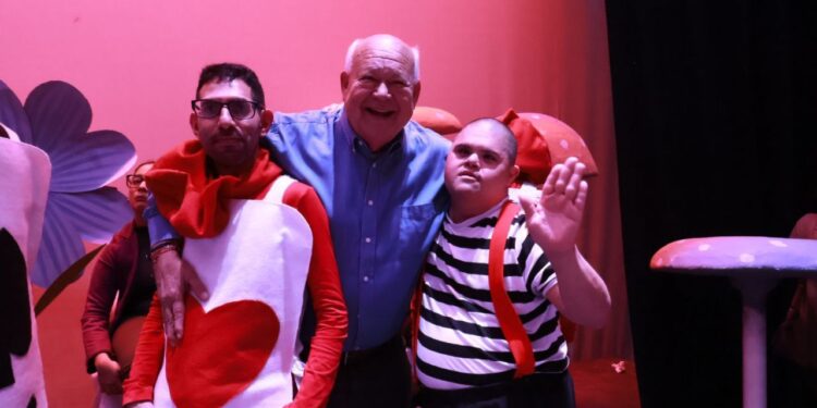 Asiste gobernador VMCC a la primera obra de teatro musical inclusiva 