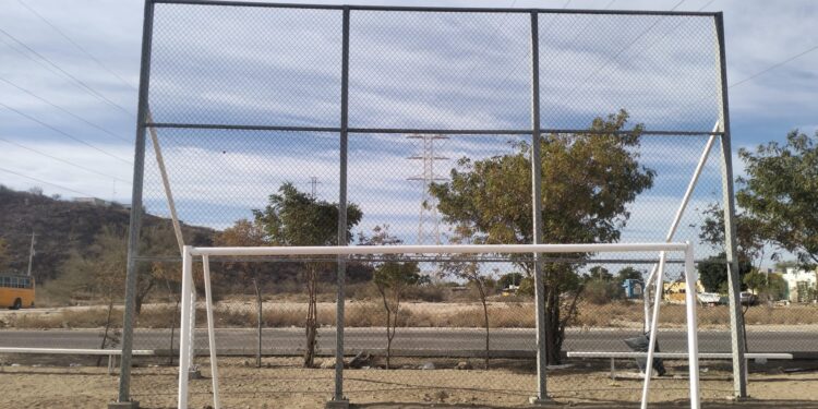 CONCLUYE API-BCS REHABILITACIÓN DE CANCHA DEPORTIVA EN COLONIA ARCOIRIS EN LA CIUDAD DE LA PAZ