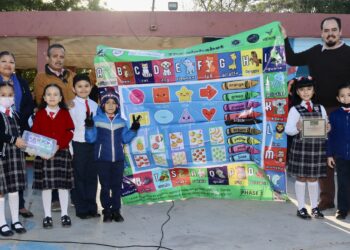ENTREGA PRONI FICHEROS Y LONAS PARA PROMOVER EL APRENDIZAJE LÚDICO DEL IDIOMA INGLÉS