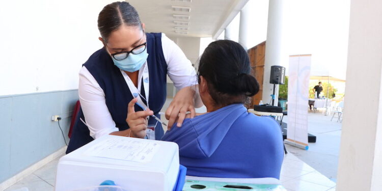 VACUNACIÓN CONTRA INFLUENZA PRESENTA UN AVANCE DE 72 POR CIENTO EN BCS