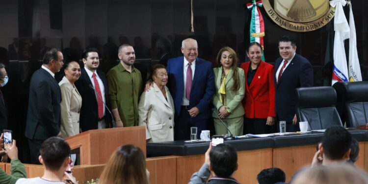 ACUDE GOBERNADOR AL 50 ANIVERSARIO DE LA CONSTITUCIÓN POLÍTICA DEL ESTADO LIBRE Y SOBERANO DE BCS