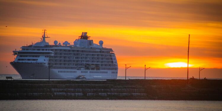 SANTA ROSALÍA RECIBIÓ AL CRUCERO “THE WORLD”