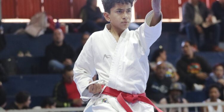 Se realizan en La Paz con éxito las eliminatorias de atletismo y karate