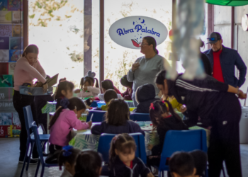 Niñas y niños de preescolar visitan la biblioteca infantil “Abra Palabra”