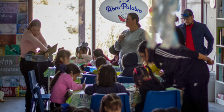 Niñas y niños de preescolar visitan la biblioteca infantil “Abra Palabra”