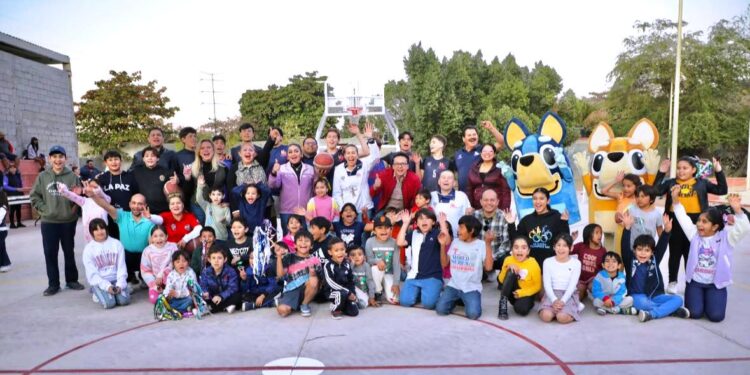 Milena Quiroga entrega a la comunidad el parque en la colonia Flores Magón