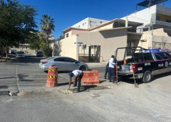 La Dirección Municipal de Tránsito repara baches para mejorar seguridad vial en Cabo San Lucas