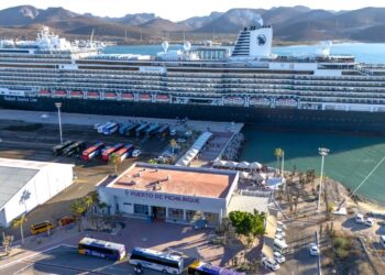 LLEGAN LOS CRUCEROS KONINGSDAM Y GRAND PRINCESS A LA PAZ Y LORETO