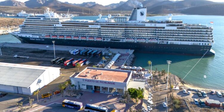 LLEGAN LOS CRUCEROS KONINGSDAM Y GRAND PRINCESS A LA PAZ Y LORETO