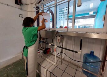 Propietaria de purificadora en La Paz enfrenta desafíos por alza en precios de agua potable