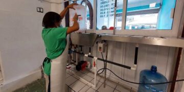Propietaria de purificadora en La Paz enfrenta desafíos por alza en precios de agua potable