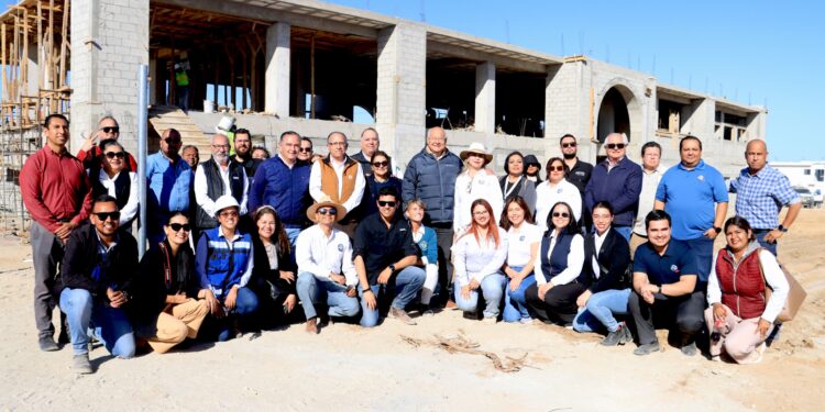 Rector de la UABCS y Gobernador de BCS supervisan avances en la construcción de la primera sede universitaria en La Ribera