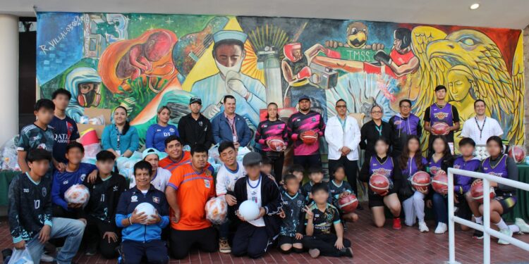 Entrega titular del IMSS BCS material deportivo y de Bienestar Social a personal voluntario de los Centros de Extensión de Conocimiento de Prestaciones Sociales