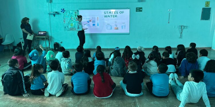 OOMSAPAS LOS CABOS FOMENTA LA CULTURA DEL AGUA EN ESTUDIANTES DE NIVEL PRIMARIALos Cabos, B.C.S. – Promoviendo el uso responsable del agua desde temprana edad, la Dirección de Cultura del Agua de OOMSAPAS Los Cabos, a cargo de la Lic. Celia Rivera Álvarez, llevó a cabo actividades de concientización en diversas instituciones educativas del municipio.