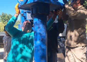 OOMSAPAS LOS CABOS TRABAJA EN EL FORTALECIMIENTO DEL SUMINISTRO DE AGUA Y LA EFICIENCIA DEL DRENAJE EN BENEFICIO DE LA COMUNIDADLos Cabos, B.C.S. – Trabajando en mejorar el abastecimiento de agua potable en el municipio, el equipo de Operación y Mantenimiento de OOMSAPAS Los Cabos trabaja en la rehabilitación del pozo 4, ubicado en San José del Cabo. Actualmente, se está realizando un mantenimiento correctivo que incluye el armado de la bomba y el montaje del motor, tras la reparación de las flechas y cubiertas de ajuste. Con estas acciones, se logrará reactivar el pozo y añadir entre 50 y 60 litros por segundo al acueducto 1, beneficiando a los habitantes de San José del Cabo y Cabo San Lucas con un mayor suministro de agua potable.